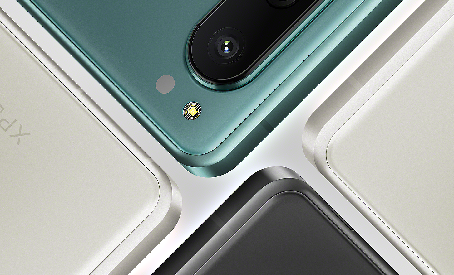 四部 Xperia 5 IV 智能手機以矚目的方式排列，兩部為米白色、另外兩部分別為綠色和黑色