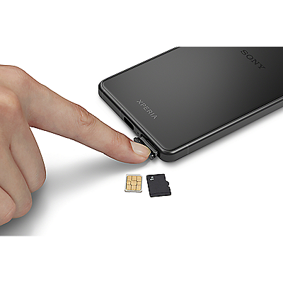 Krupni plan osobe koja prstom otvara pretinac za SIM karticu uređaja Xperia 5 IV