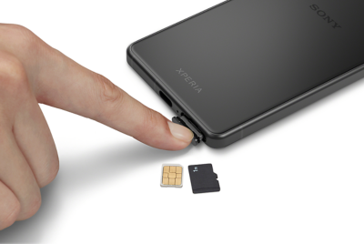 Záber zblízka na osobu, ktorá otvára zásuvku na kartu SIM na smartfóne Xperia 5 IV pomocou prsta