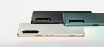 某人從口袋拿出 Xperia 5 IV 智慧型手機的手部近拍照