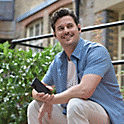 Kuva henkilöstä, joka lukee Xperia 5 V -älypuhelimella