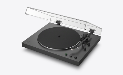 Vista angular del PS-LX3BT con la cubierta protectora abierta