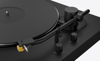 Vista en ángulo en primer plano del brazo y el plato del PS-LX5BT