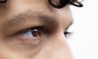 Gros plan sur les yeux d’une personne de profil, aux iris bruns.