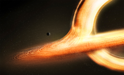 Représentation artistique d’un trou noir supermassif, avec des faisceaux lumineux orange et jaunes tourbillonnants sur un fond étoilé. Une planète solitaire, de petite taille et sombre, flotte à proximité, formant un contraste saisissant.