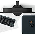 Eine Produktaufnahme des neuen Gaming-Monitors M10S aus der Vogelperspektive neben Maus und Tastatur.
