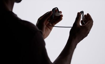 صورة رجل يحمل سماعات الرأس Float Run من سوني