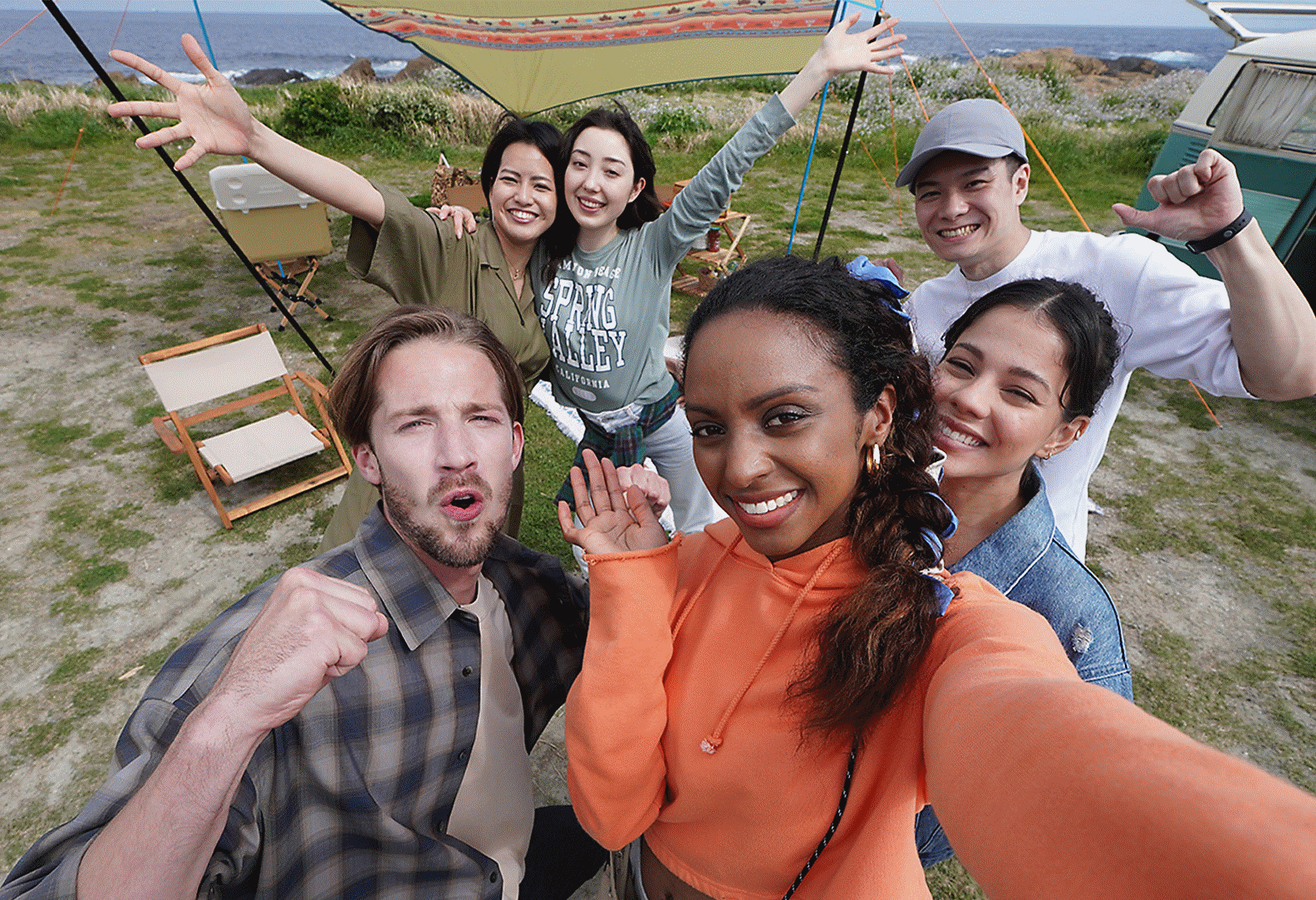 Image showing that multiple people can fit in the frame, even when shooting a selfie