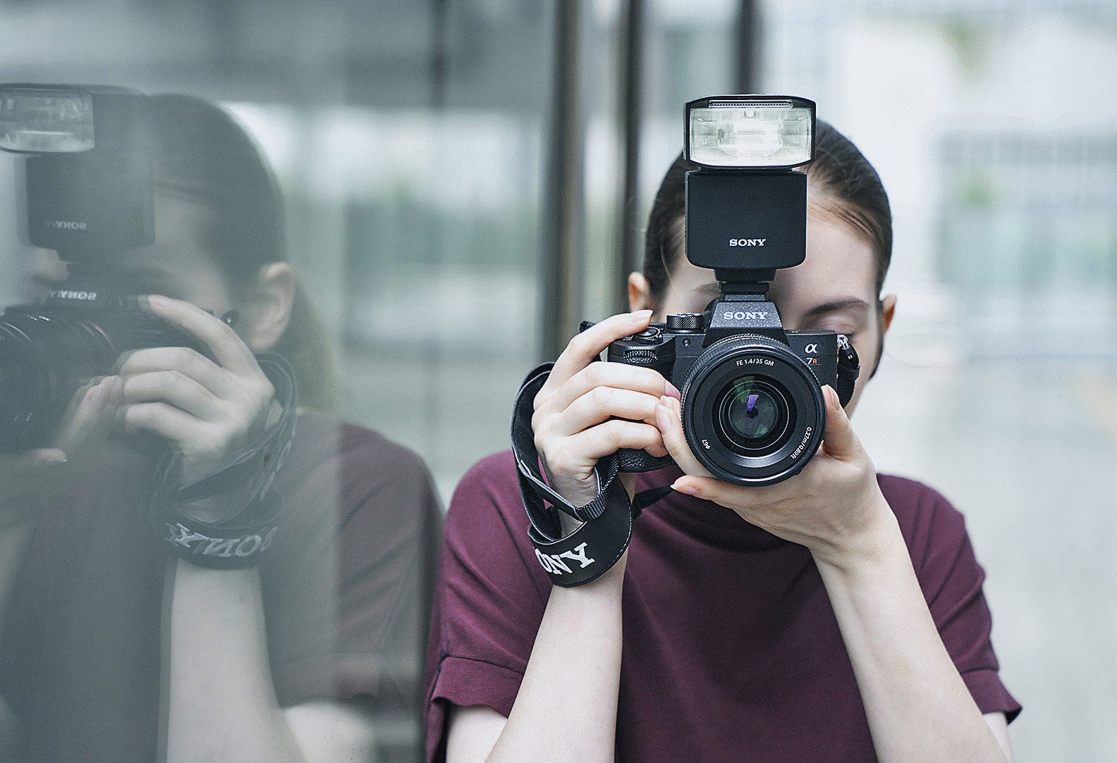 Imagen de una mujer sosteniendo una cámara frente a ella