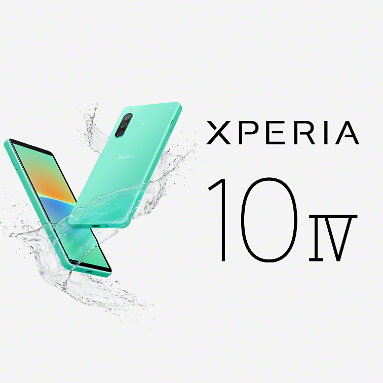 สมาร์ทโฟน Xperia 10 IV สีฟ้าอ่อนสองเครื่องในน้ำที่หมุนวนถัดจากโลโก้ Xperia 10 IV