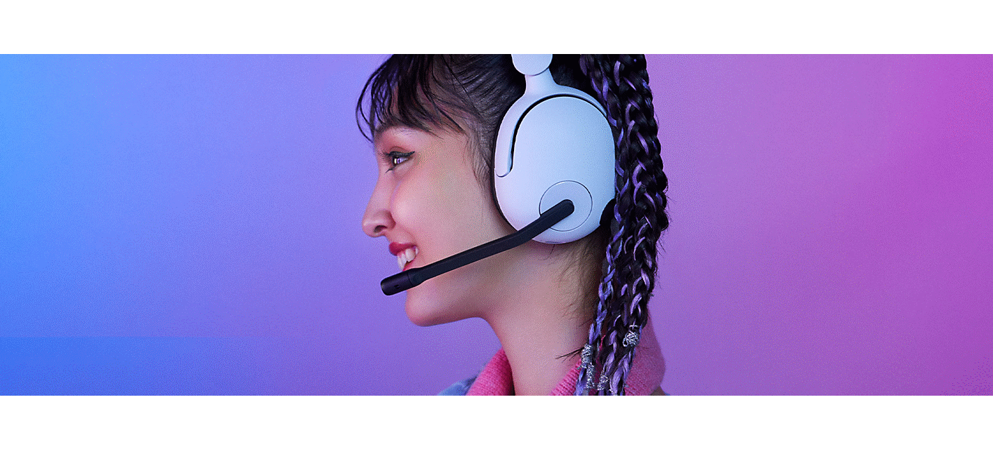 Προφίλ μιας gamer που φοράει τα ακουστικά ΙNZONE H5, έχοντας το μικρόφωνο προς τα κάτω και σε χρήση