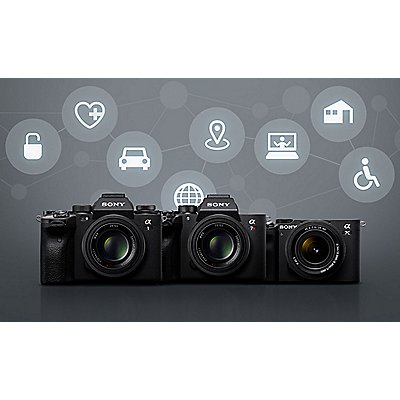 Cuatro cámaras de Sony sobre un fondo gris con diferentes íconos blancos que representan la conectividad remota