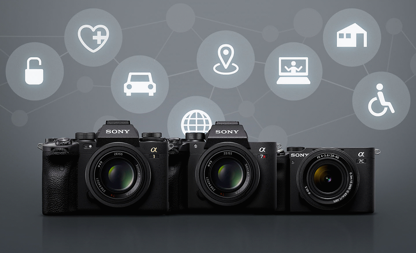 Четири фотоапарата Sony на сив фон с различни бели икони, символизиращи отдалечена свързаност