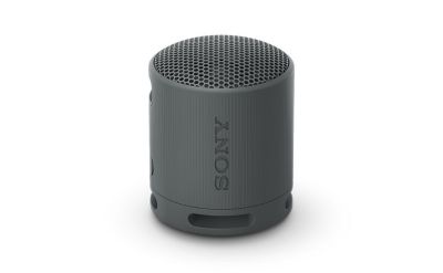 תמונה של רמקול אלחוטי נישא Sony SRS-XB100 בצבע שחור על רקע לבן