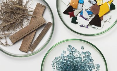 Imagen de una variedad de materiales en platos de cristal