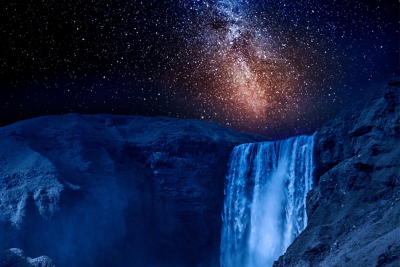 Темно-синий водопад на фоне звездного ночного неба