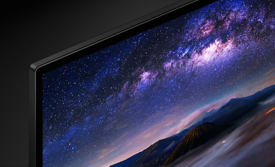 Coin d’un téléviseur affichant des montagnes et un ciel nocturne