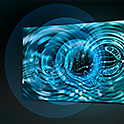 Garso bangos, sklindančios koncentriniais žiedais iš televizoriaus ekrano su ekrano garsiakalbiu