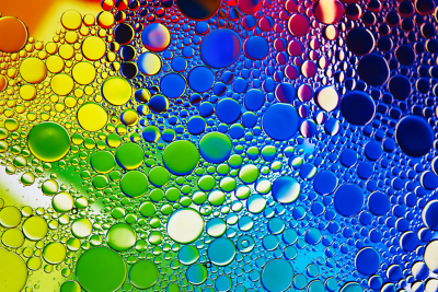 Capture d'écran montrant des bulles multicolores dans une variété de nuances et de tailles