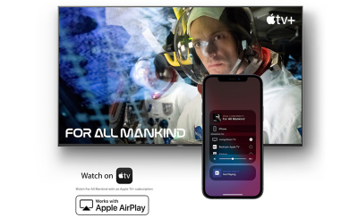 螢幕展示在 Apple TV 上的《太空驕子》，前方有一台智能手機