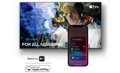 מסך שמציג את For All Mankind ב-Apple TV עם טלפון חכם בחזית, וסמלי לוגו של 'צפה ב-Apple TV' ושל 'עובד עם Apple AirPlay' מוצגים מתחת