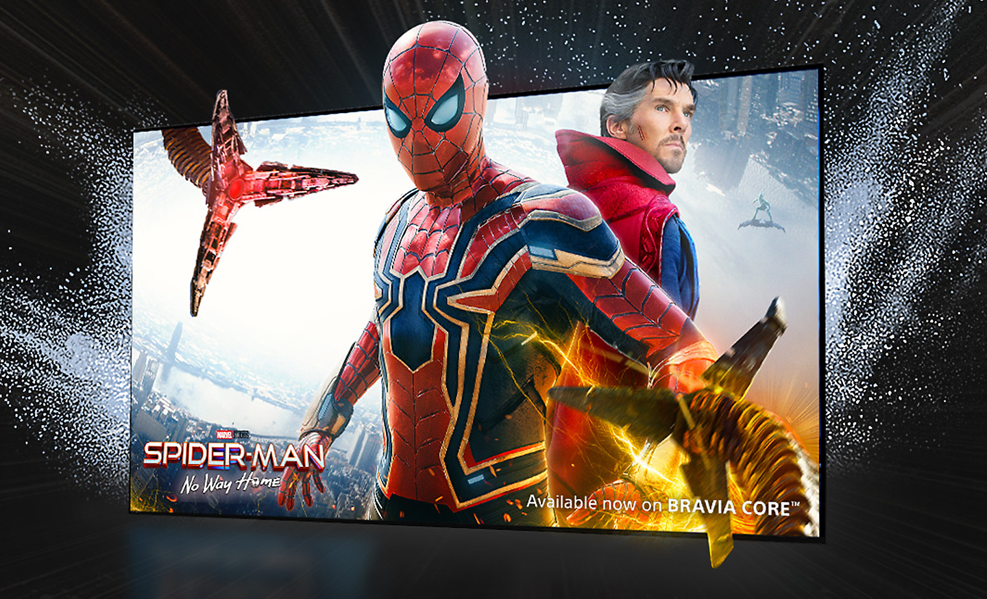 Na televizní obrazovce běží film SPIDER-MAN Bez domova a Spiderman částečně vystupuje z obrazovky