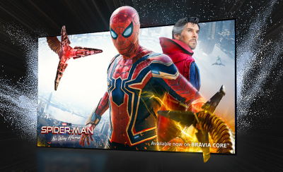 電視螢幕顯示電影《蜘蛛俠：不戰無歸》的畫面，畫面中的蜘蛛俠跨出螢幕