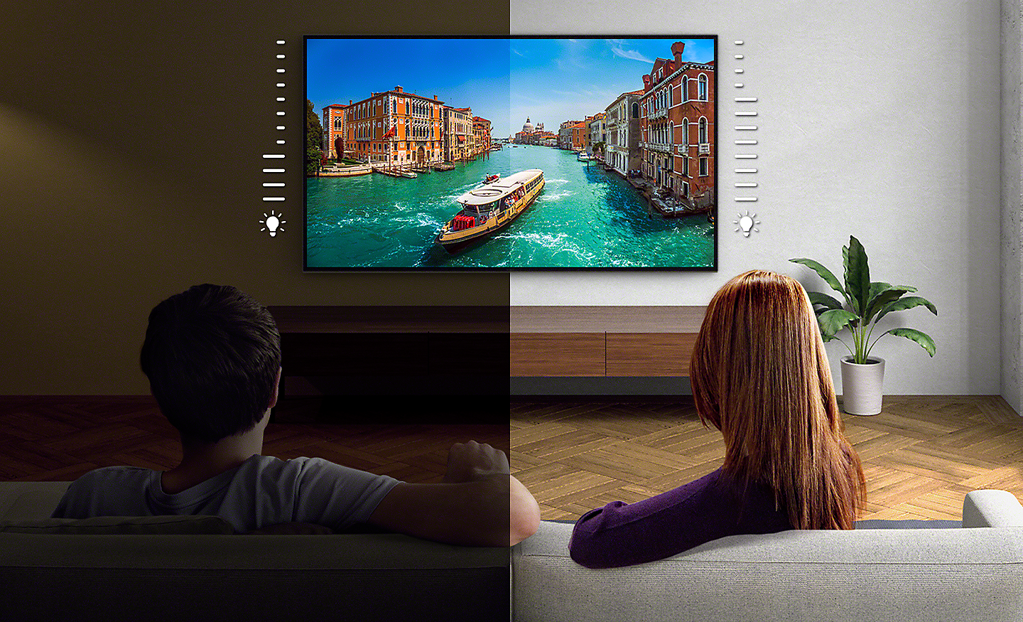 Jaettu kuva pariskunnasta katselemassa TV:tä – vasen kuva on tummempi kuin oikea