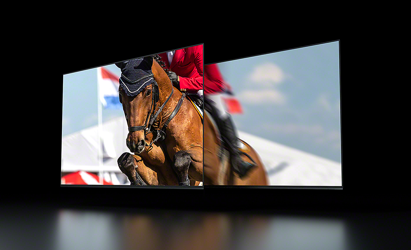 Twee frames van hetzelfde beeldmateriaal: een snelle actiescène van een paard met ruiter dat over een hek springt