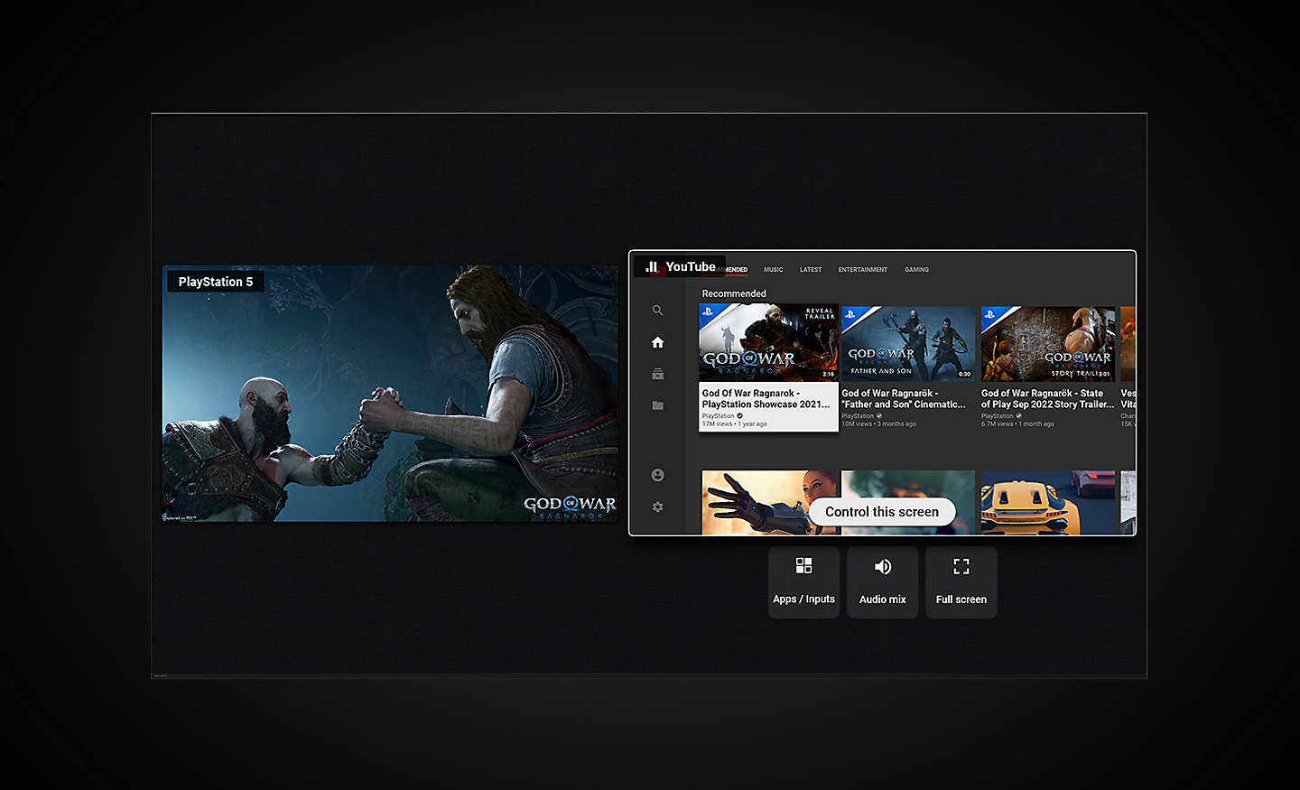 Dos pantallas, una muestra dos guerreros en una escena de God of War: Ragnarok, y la otra una captura de pantalla de videos de juegos de YouTube