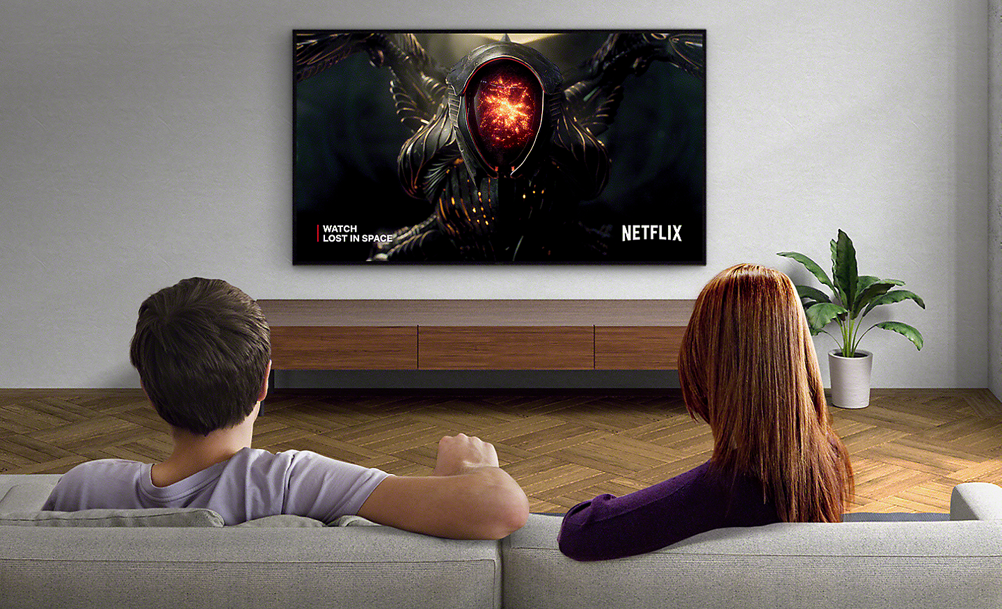 Изображение на двойка в хол, гледащи Netflix на монтиран на стена телевизор BRAVIA TV.
