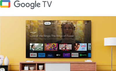 לוגו של Google TV מעל סלון עם טלוויזיית BRAVIA המותקנת על הקיר המציגה שלל אפליקציות בידור ושירותי הזרמה