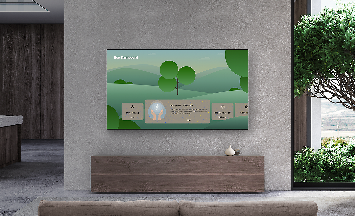 Stue med veggmontert BRAVIA-TV som viser Eco Dashboard på skjermen