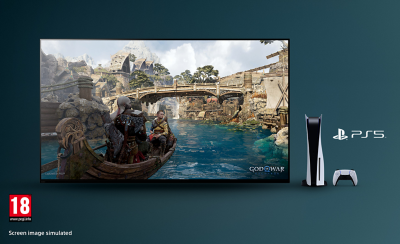 Televizor Bravia s posnetkom zaslona iz God of War: Ragnarok kaže čoln na reki z mostom v ozadju s Ps5™ konzolo, kontrolerjem in Ps5™ logotipom na desni strani televizorja