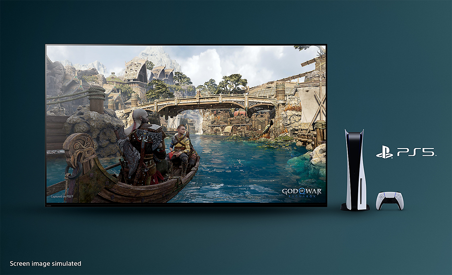 Телевизор BRAVIA со снимком экрана из игры «God of War: Рагнарёк», на котором изображена лодка на реке и мост на заднем плане с консолью PS5™, контроллером и логотипом PS5™ справа от телевизора