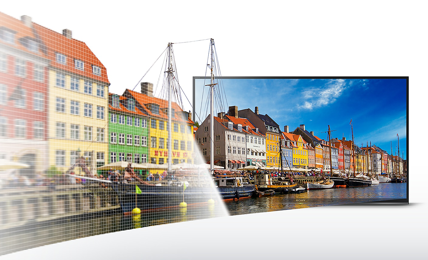 TV BRAVIA avec une capture d'écran de bateaux dans un port, avec des maisons multicolores derrière et la scène sortant du téléviseur sur la gauche