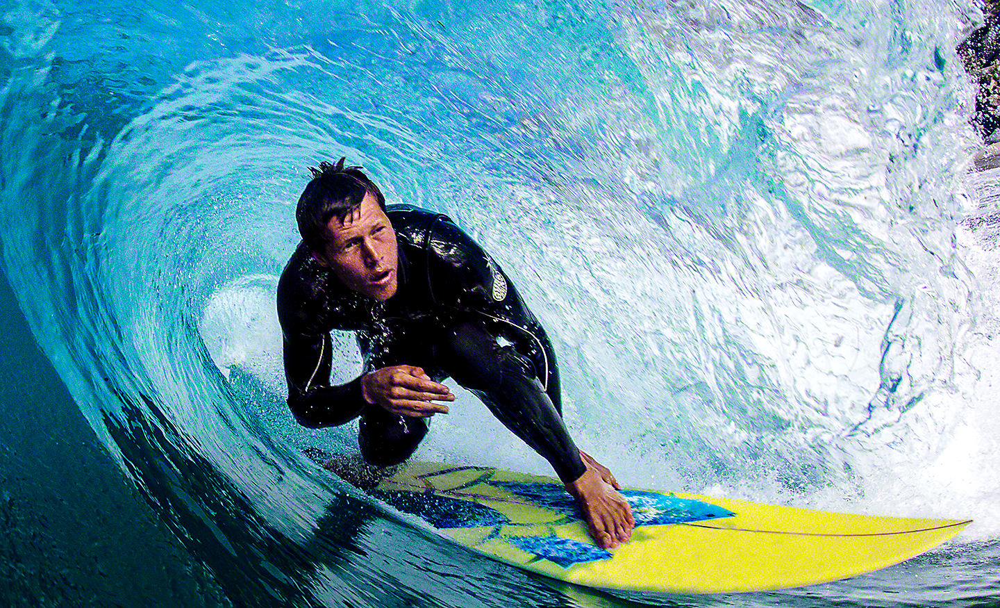 Bilde av en surfer på en bølge