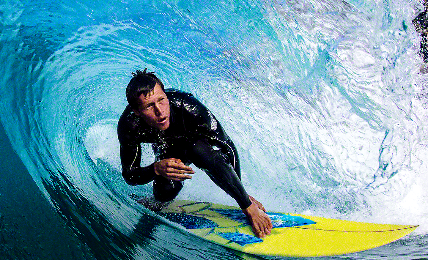 Immagine di un surfista che cavalca un'onda