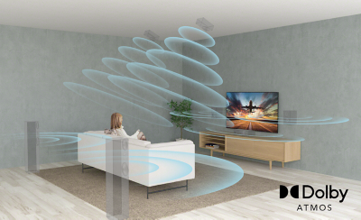 אישה על ספה תופה בטלוויזיה עם איור של גלי קול כחולים המייצגים צליל היקפי וסמל עבור Dolby Atmos