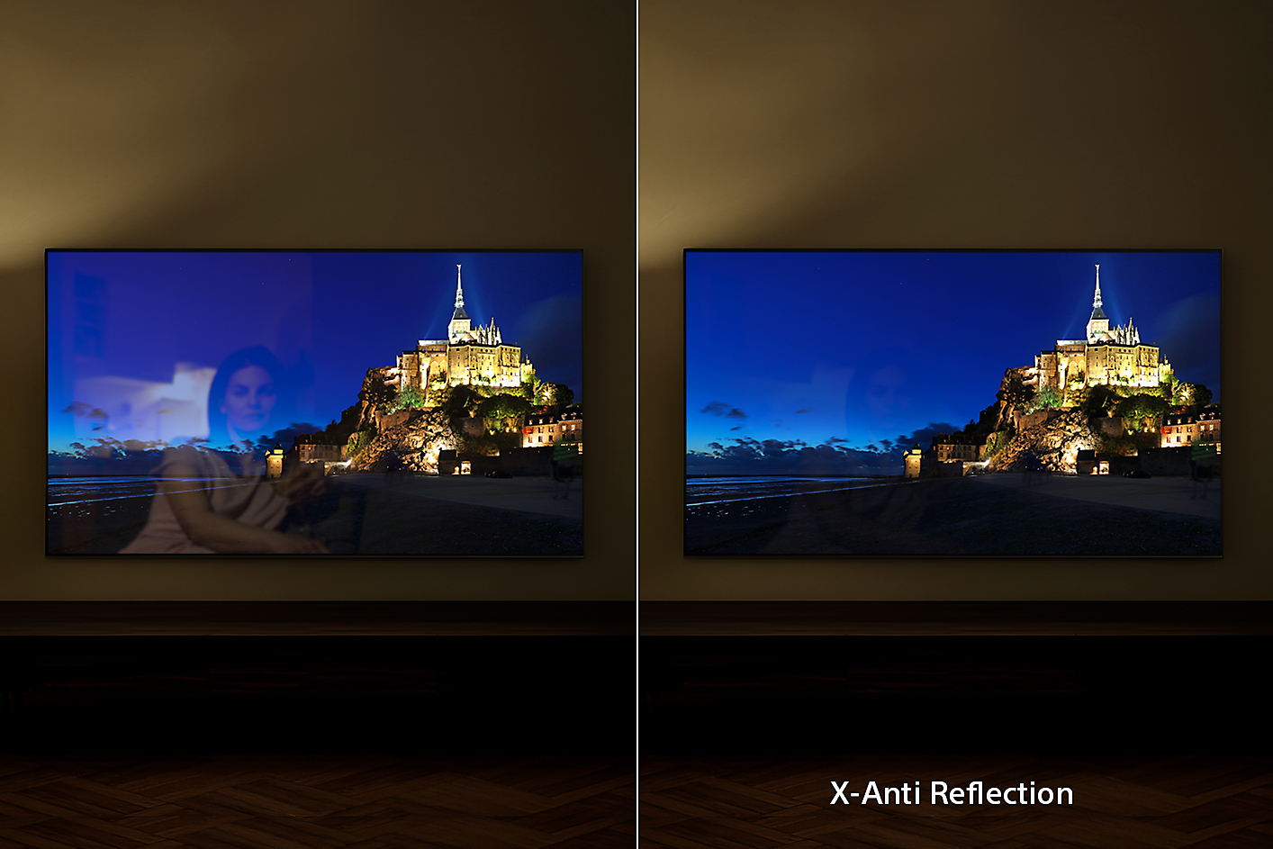 Twee BRAVIA-tv's aan de wand met screenshots van een stad op een heuvel waarbij het rechterbeeld de voordelen toont van X-Anti Reflection
