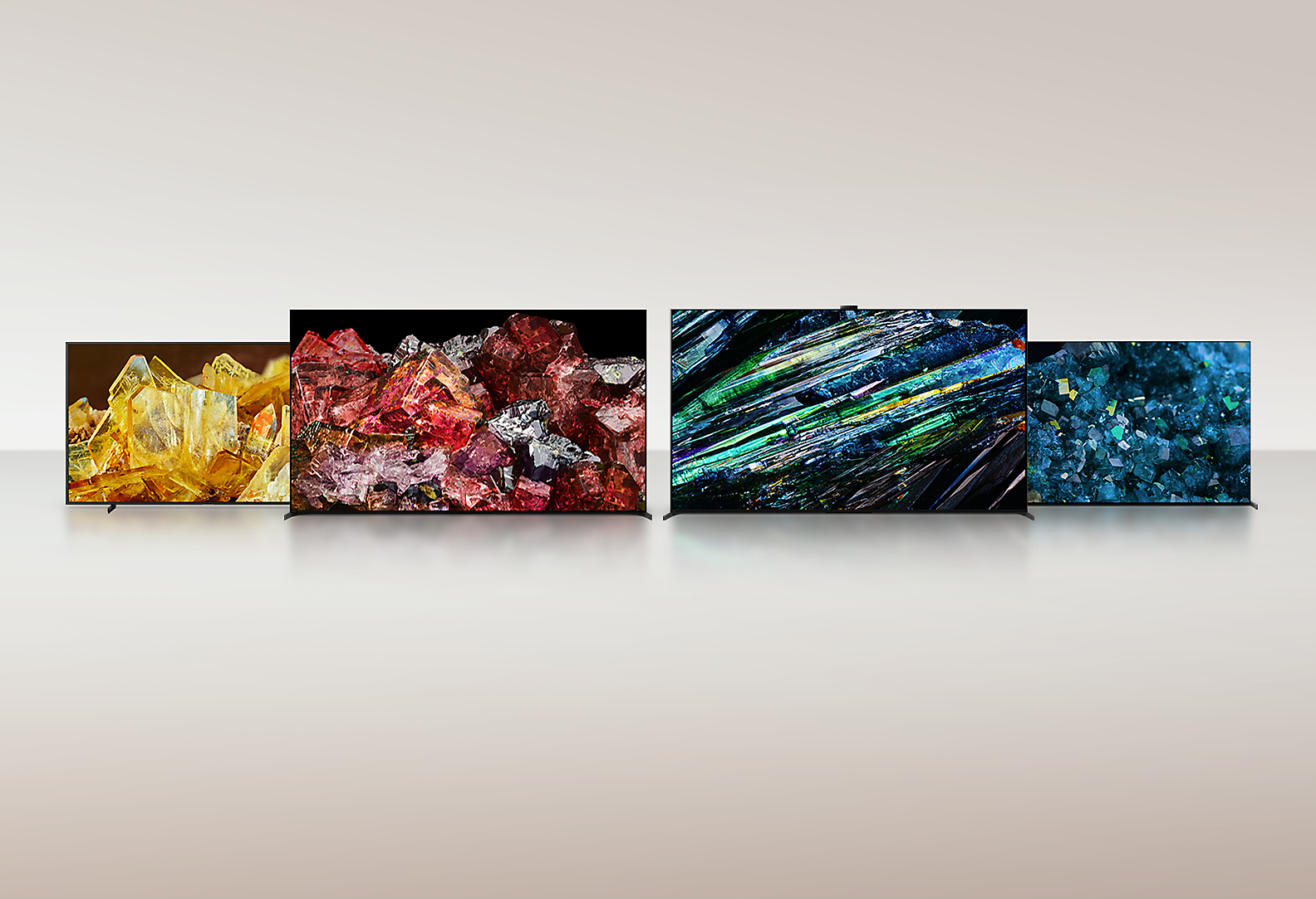 四台 BRAVIA XR 顯示器全螢幕展示不同類型的水晶，畫面細節和色彩令人為觀止