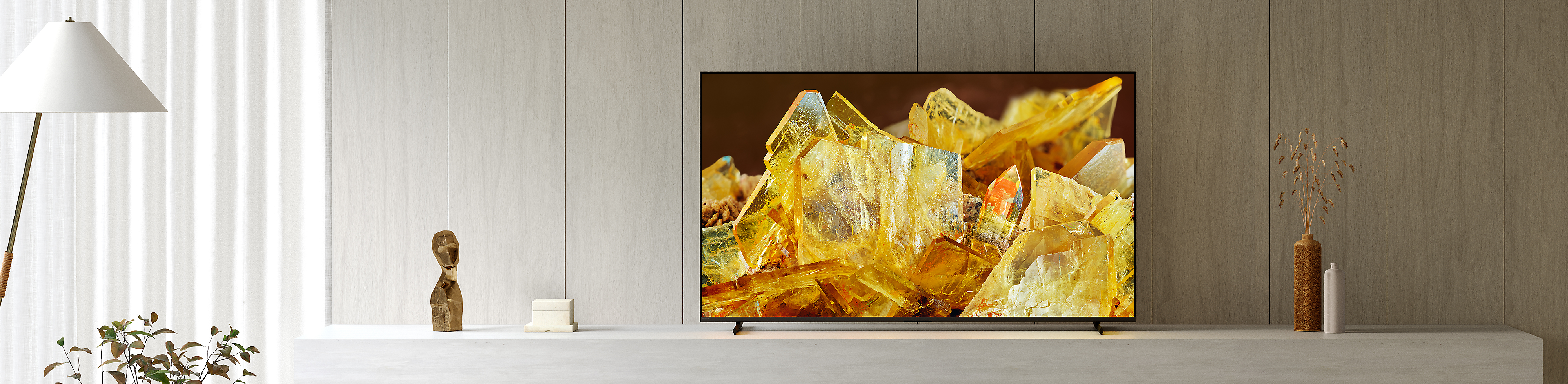 Telewizor BRAVIA XR w domowym salonie, z wyświetlonym na ekranie zbliżeniem kryształów w kolorze bursztynu