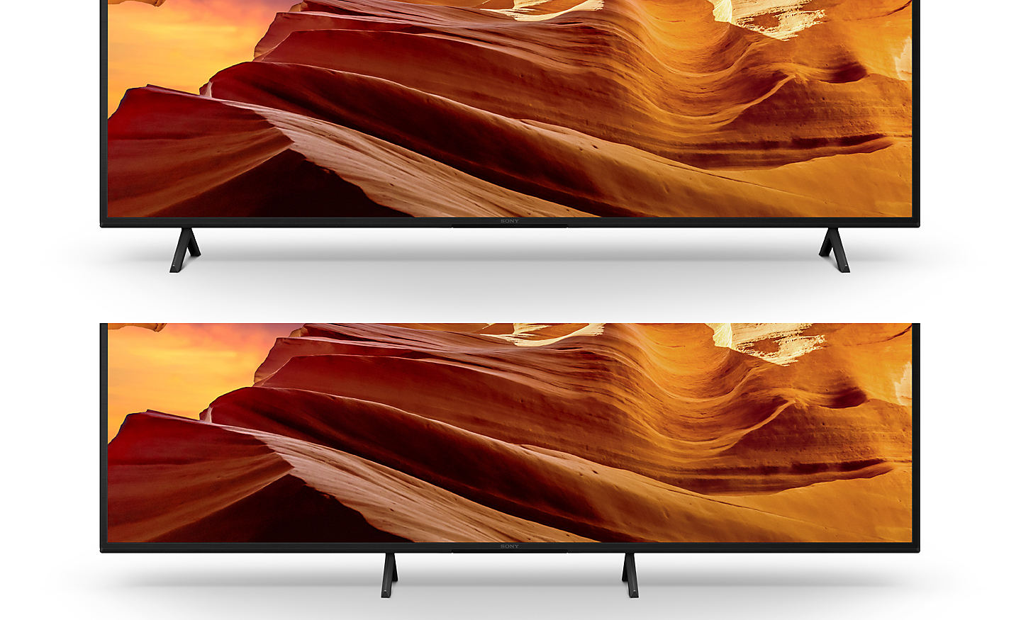 Dva obrázky televízorov s nastavením stojana na šírku hore a úzkym nastavením stojana dole so snímkami obrazovky zachytávajúcimi skalnatú krajinu