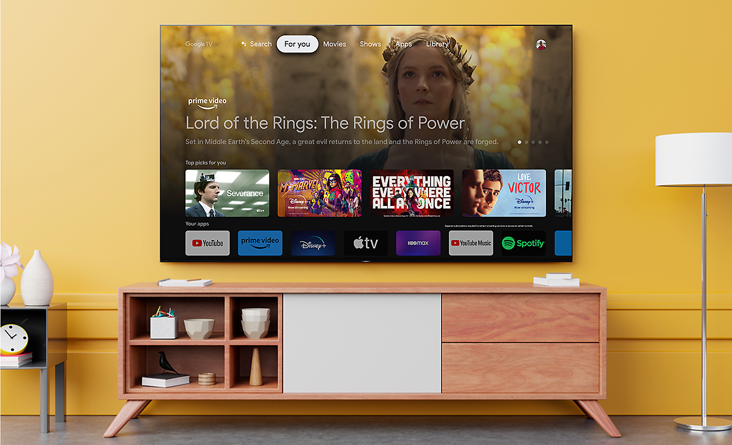Stue med et vægmonteret BRAVIA TV, der viser et udvalg af underholdningsapps og streamingtjenester