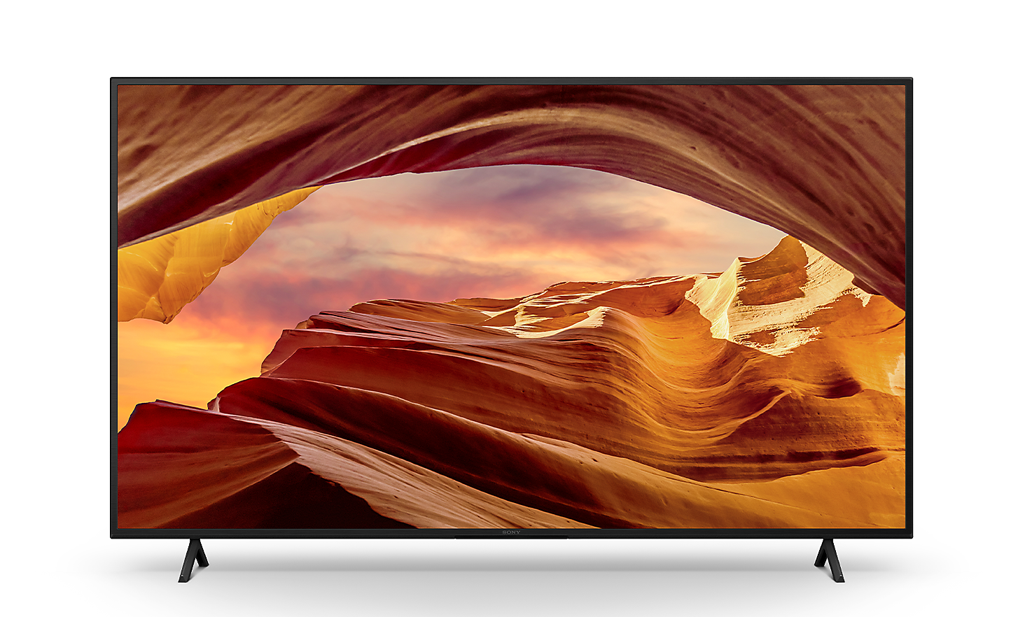 Vista frontal de un televisor BRAVIA serie X77L/X78L sobre el soporte mostrando un espectacular paisaje rocoso