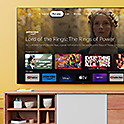 Obývačka s televízorom BRAVIA na stene, zobrazuje sa ponuka zábavných aplikácií a služieb na prenos obsahu
