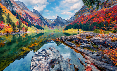 Hình ảnh hồ nước được bao quanh bởi núi và cây cối với màu sắc sống động vô cùng phong phú