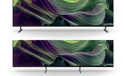 Slika dvaju BRAVIA televizora serije X85L, prikazuje stalak u standardnoj postavci i postavci za soundbar