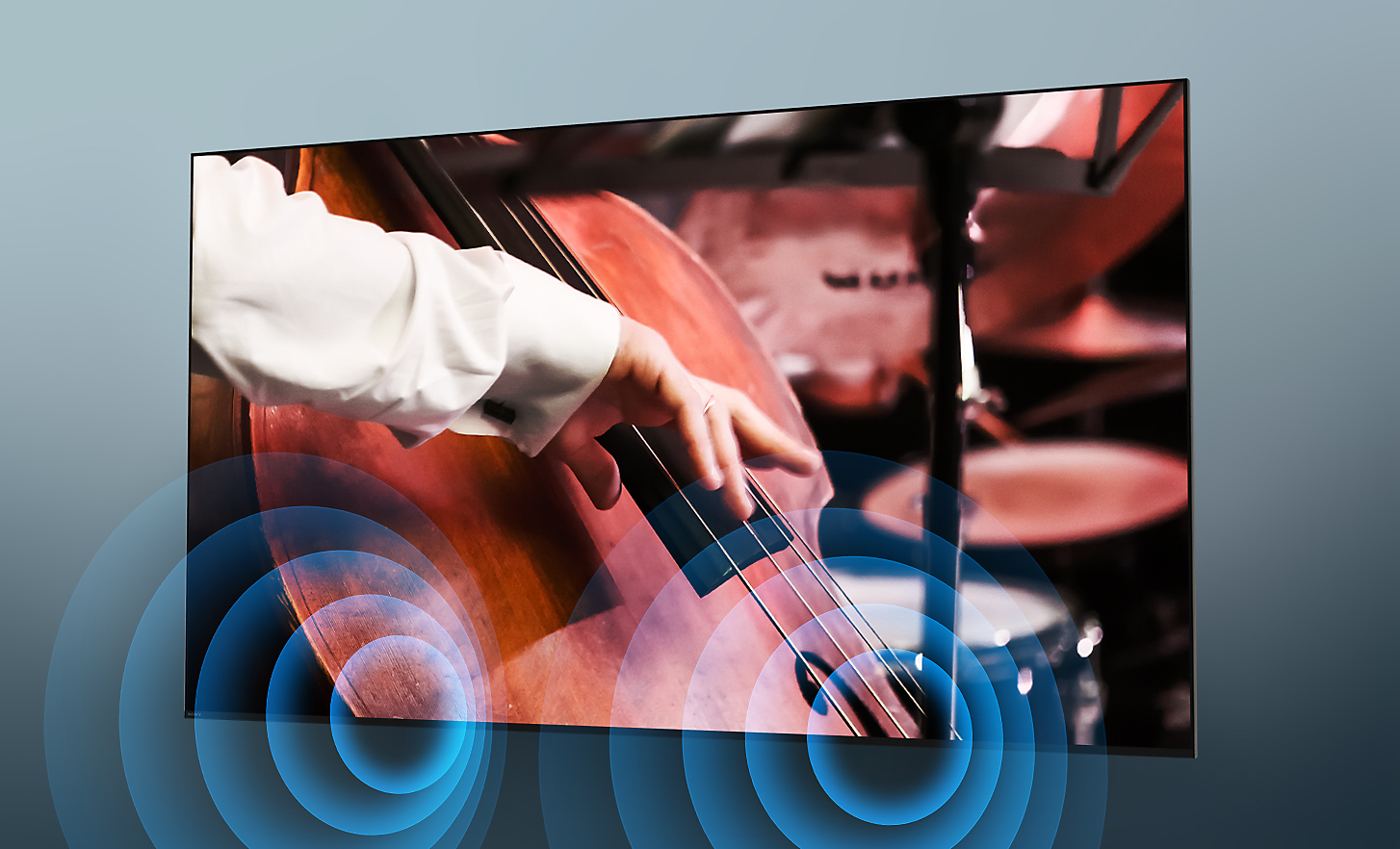 Телевизор BRAVIA со снимком экрана, на котором музыкант играет на контрабасе в оркестре