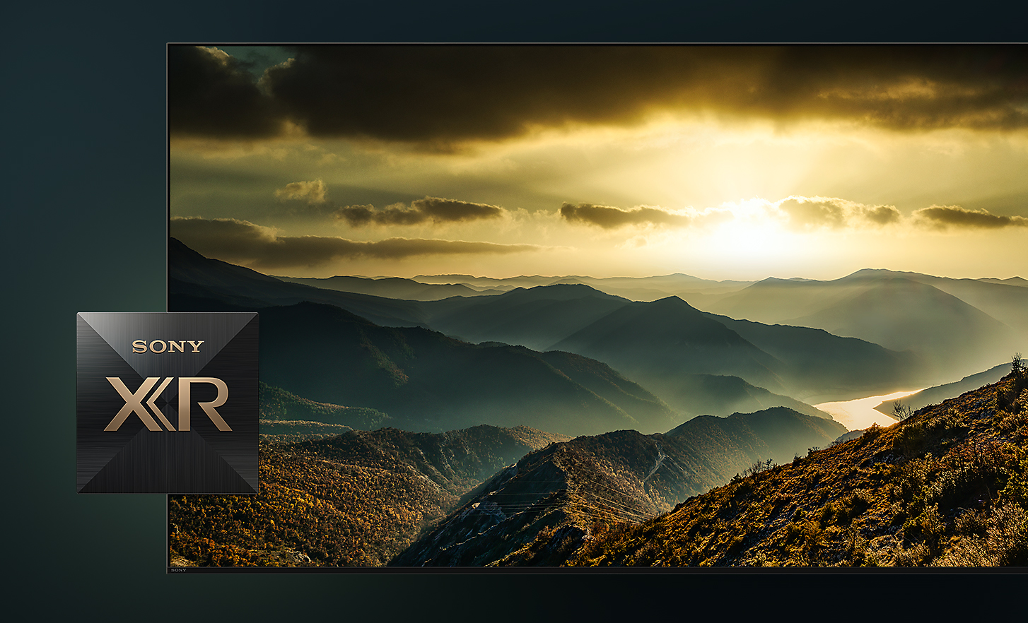 Détail d’un écran de télévision affichant des montagnes et un coucher de soleil avec le logo Sony XR en premier plan